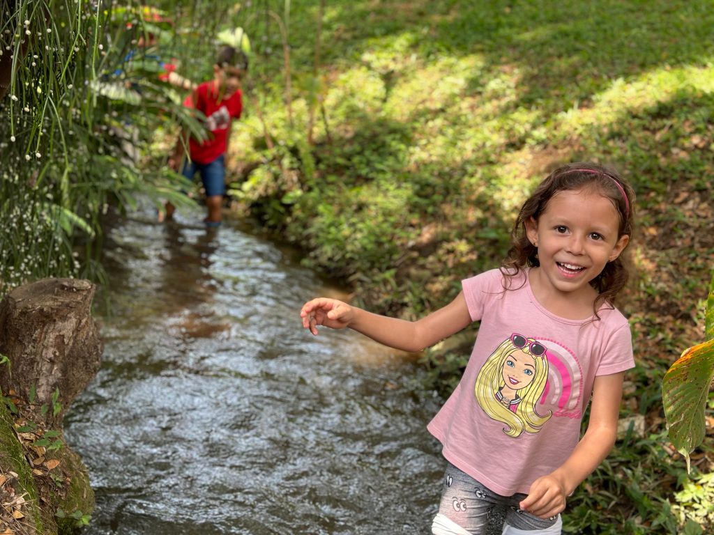 explorando el río en el summer camp