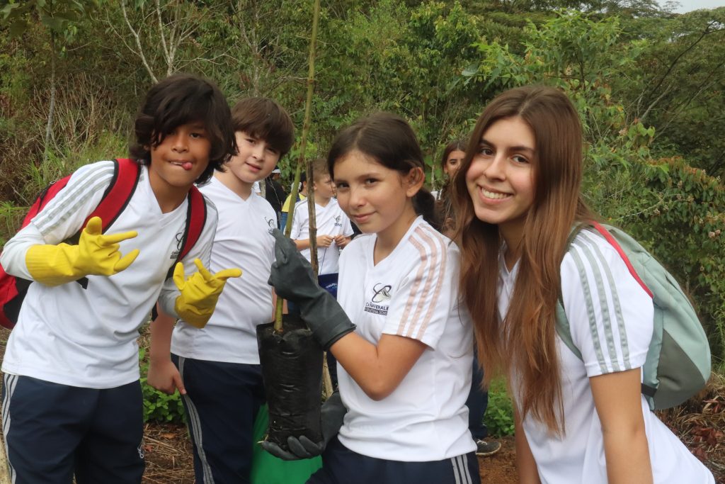 Estudiantes de grado 12 participaron como guías y mentores, en la siembra de árboles