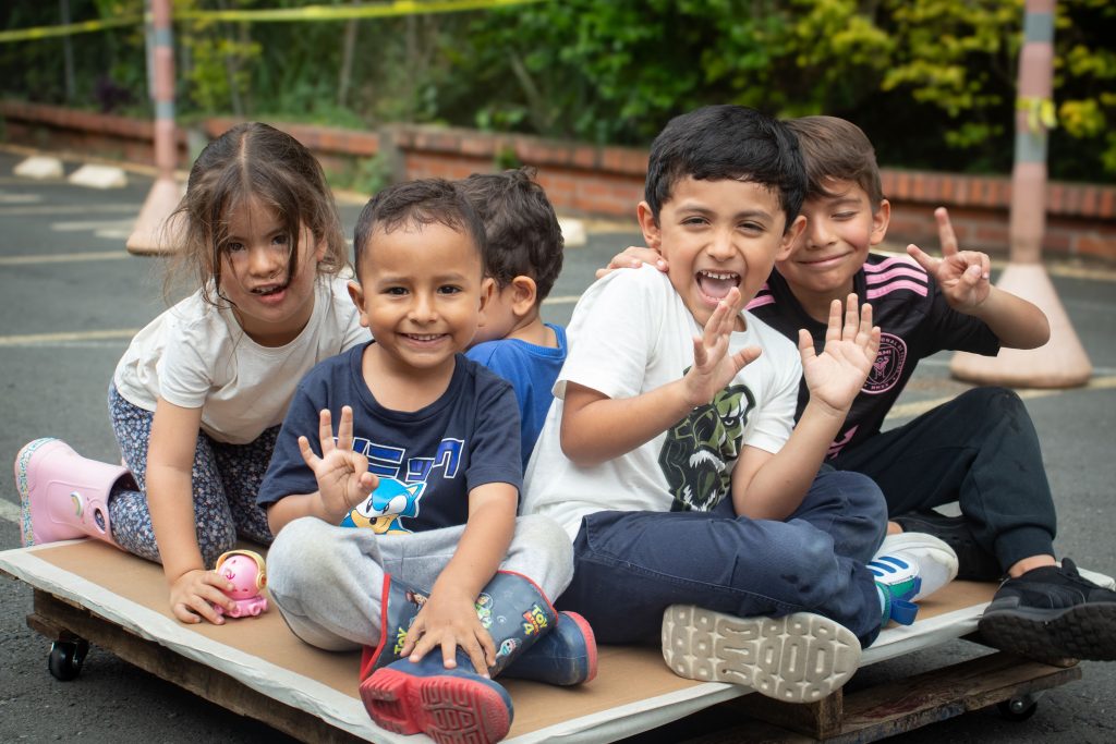 trabajo en grupo en el campamento de verano
