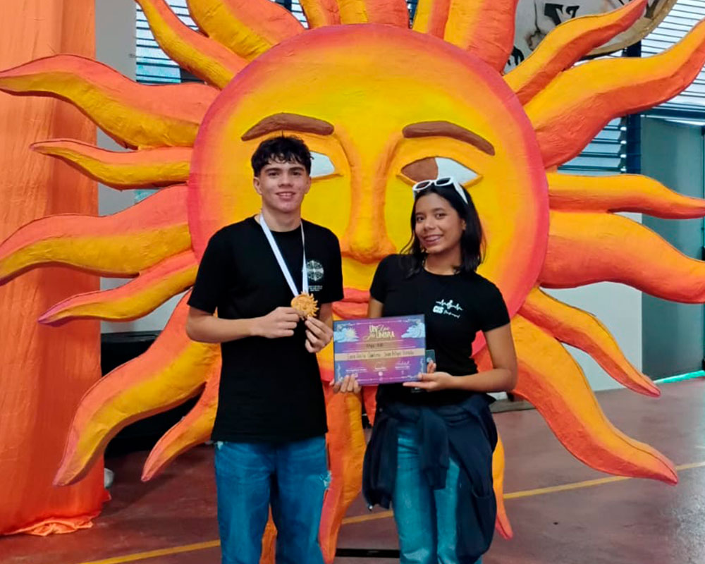 duo ganador en el Festival de arte estudiantil Nexus Arts Fest 