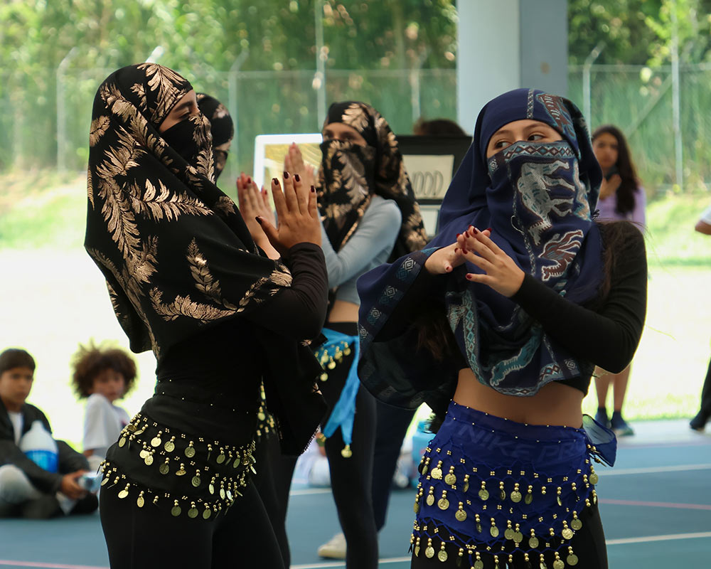 Bailes y actividades de diferentes culturas en la Cultural Week 2026 en Cañaverales