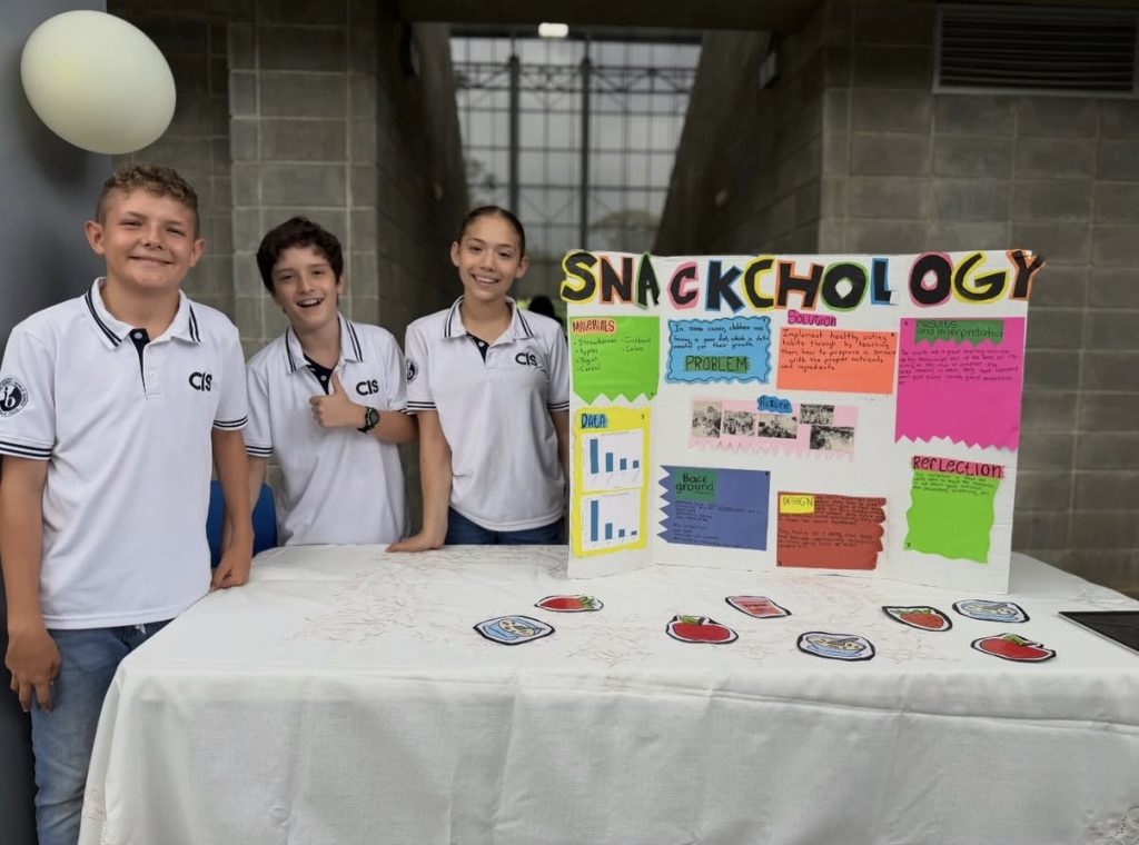 alumnos en el PYP Exhibition