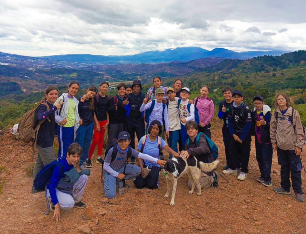 estudiantes de sexto en su salida pedagógica